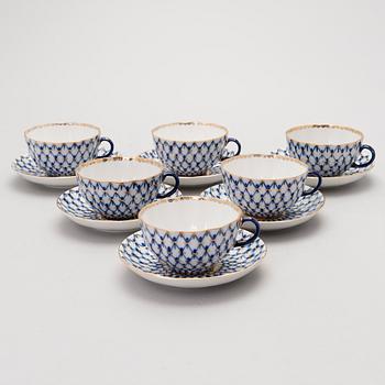 A 31-piece set of 'Cobalt Net' porcelain, Sovjet Union, the latter half of the 20th Century.