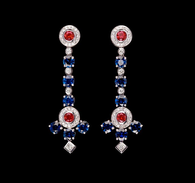 ÖRHÄNGEN, rubiner, blå safirer och briljantslipade diamanter, tot. 1 ct.