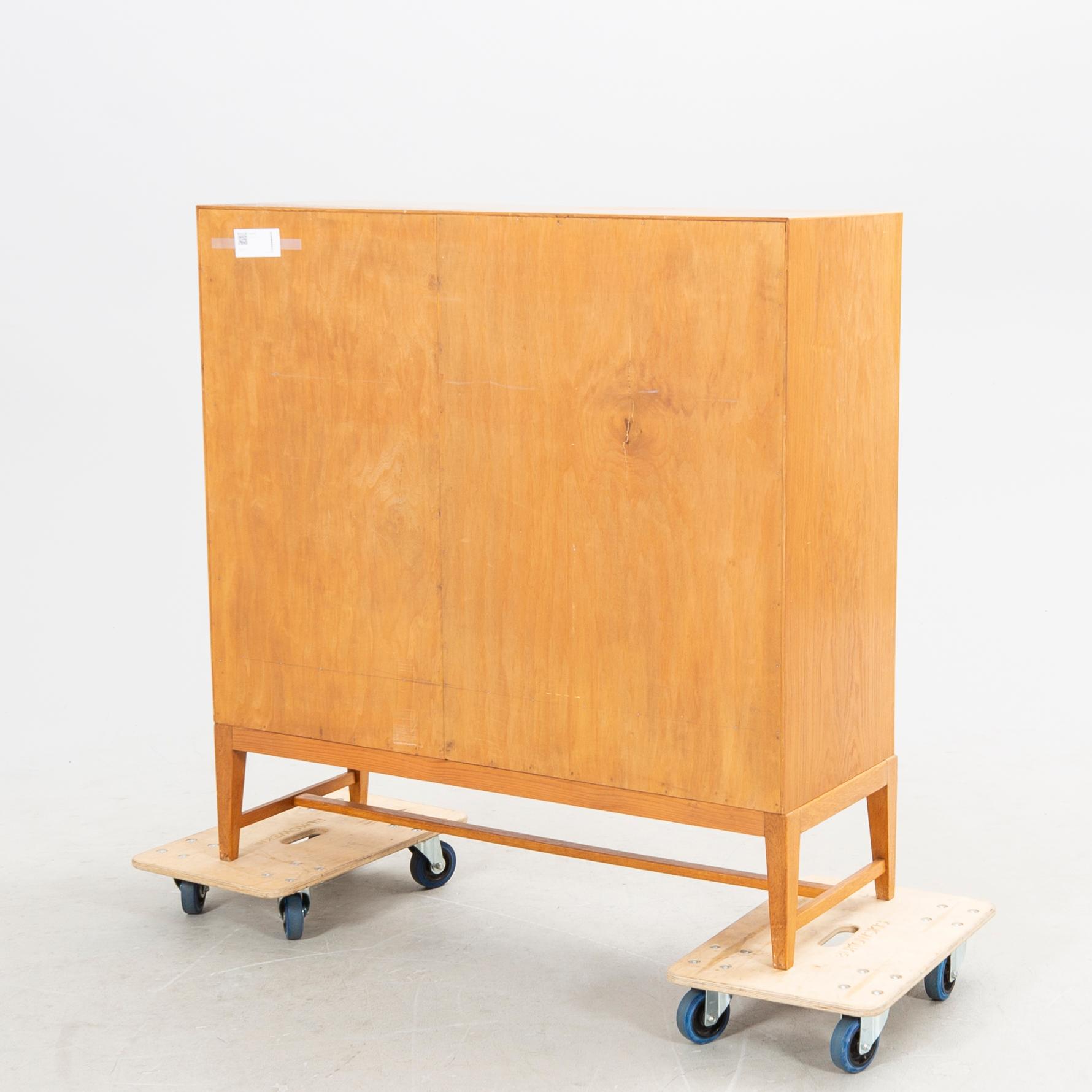 A 1940/50s oak cabinet.