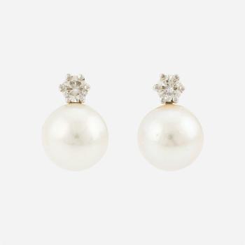 Earrings with cultured pearls and brilliant-cut diamonds.