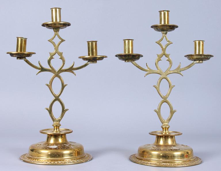 KANDELABRAR, ett par, mässing, s k Blekingestakar, 1900-talets början.