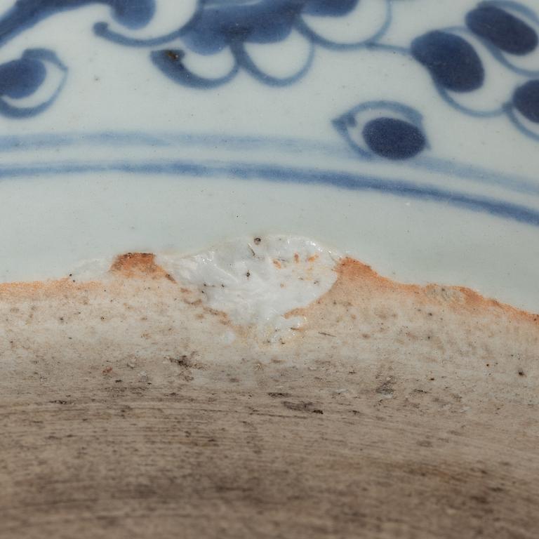 A Chinese blue and white porcelain jar with cover, Qing dynasty, Kangxi (1662-1722).