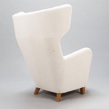 A mid-20th century armchair.
