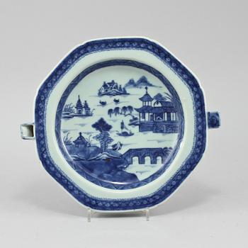 VÄRMEFAT, porslin, Kina, 1700-tal.