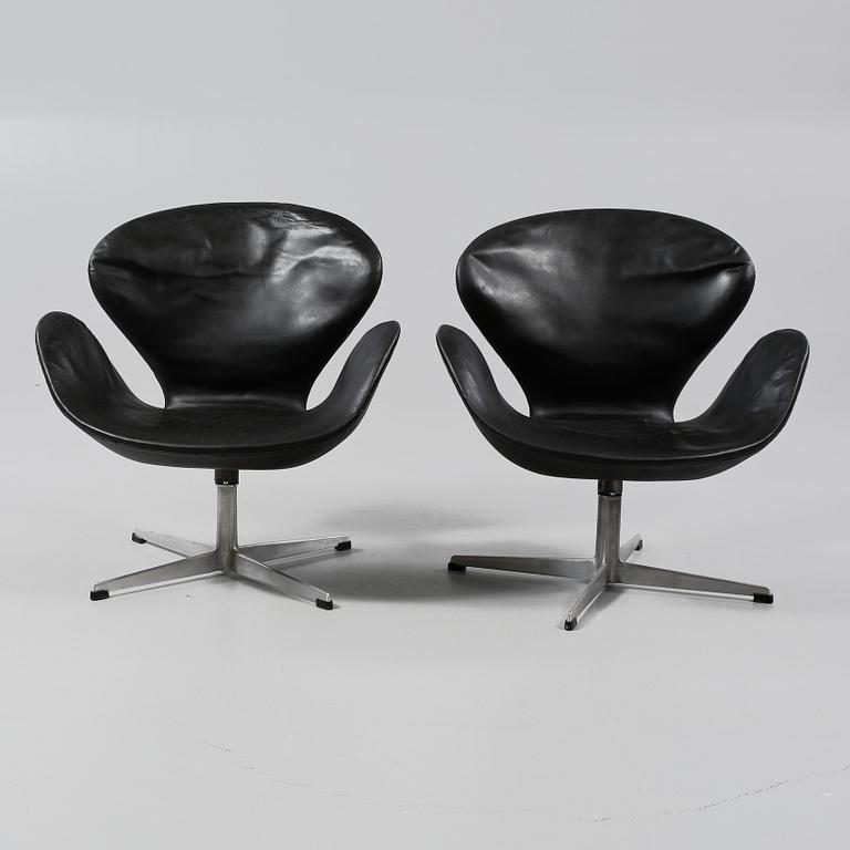 FÅTÖLJER, ett par, "Svanen" av Arne Jacobsen för Fritz Hansen, Danmark, 1900-talets andra hälft.