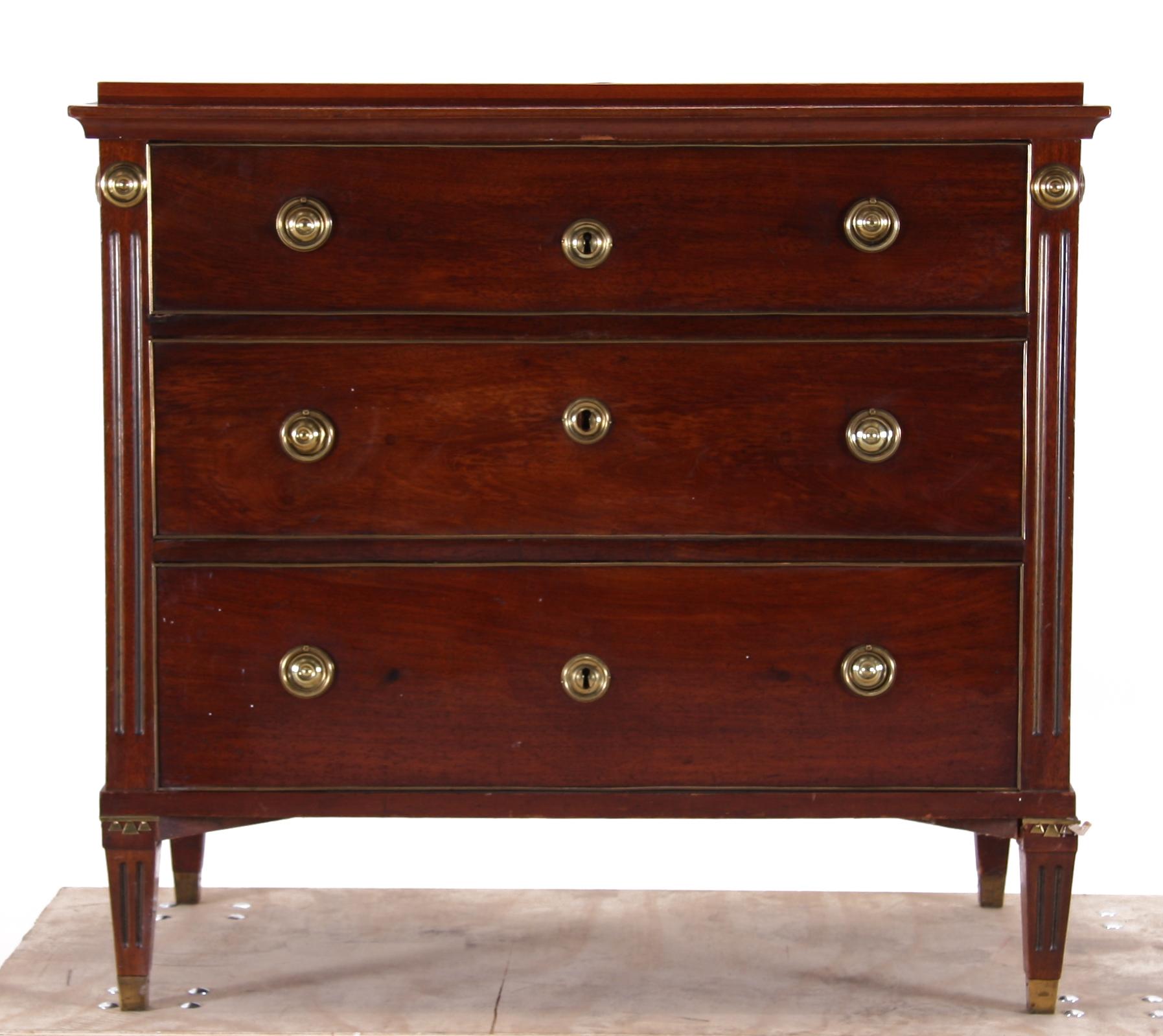 BYRÅ. Sengustaviansk omkring år 1800.