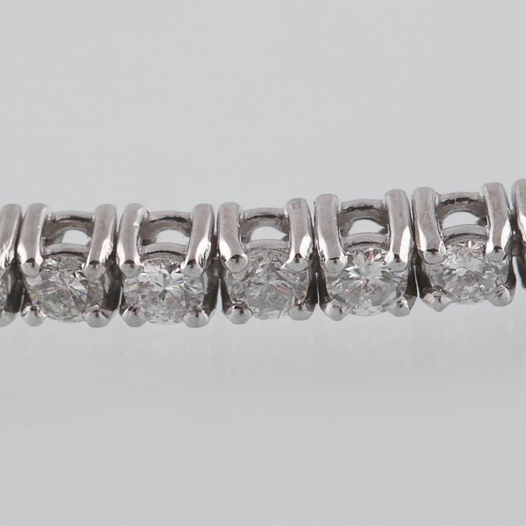 ARMBAND, 18K vitguld med briljantslipade diamanter ca 3.55 ct. Vikt 10,9 gram.