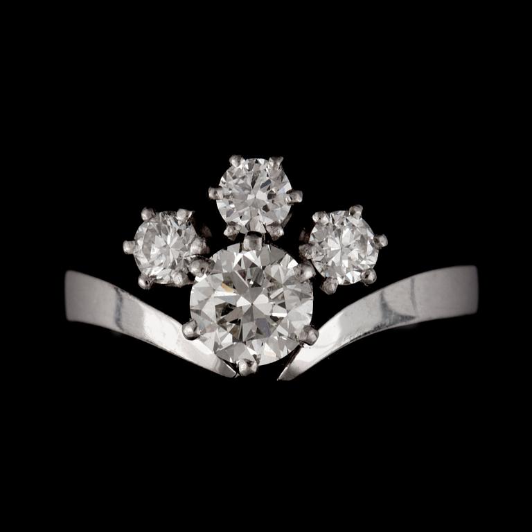 A brilliant-cut diamond ring. Center stone ca 0.60 ct.