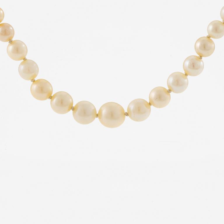 Pearl necklace, with graduated cultured pearls, clasp in gold set with brilliant-cut diamonds and a pearl.