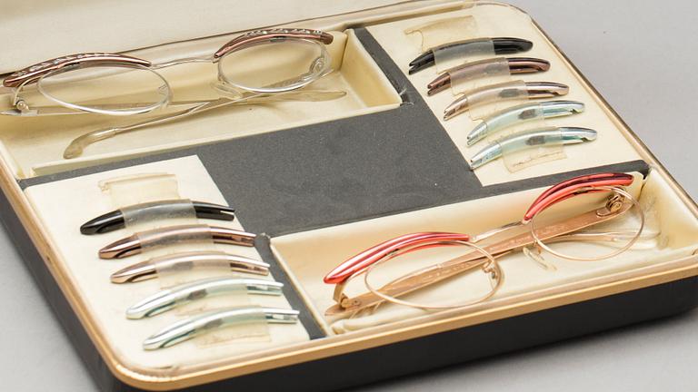 GLASÖGONBÅGSET med utbytbara bågar, "Perfect Mate", 1900-talets mitt, American Optical Company.
