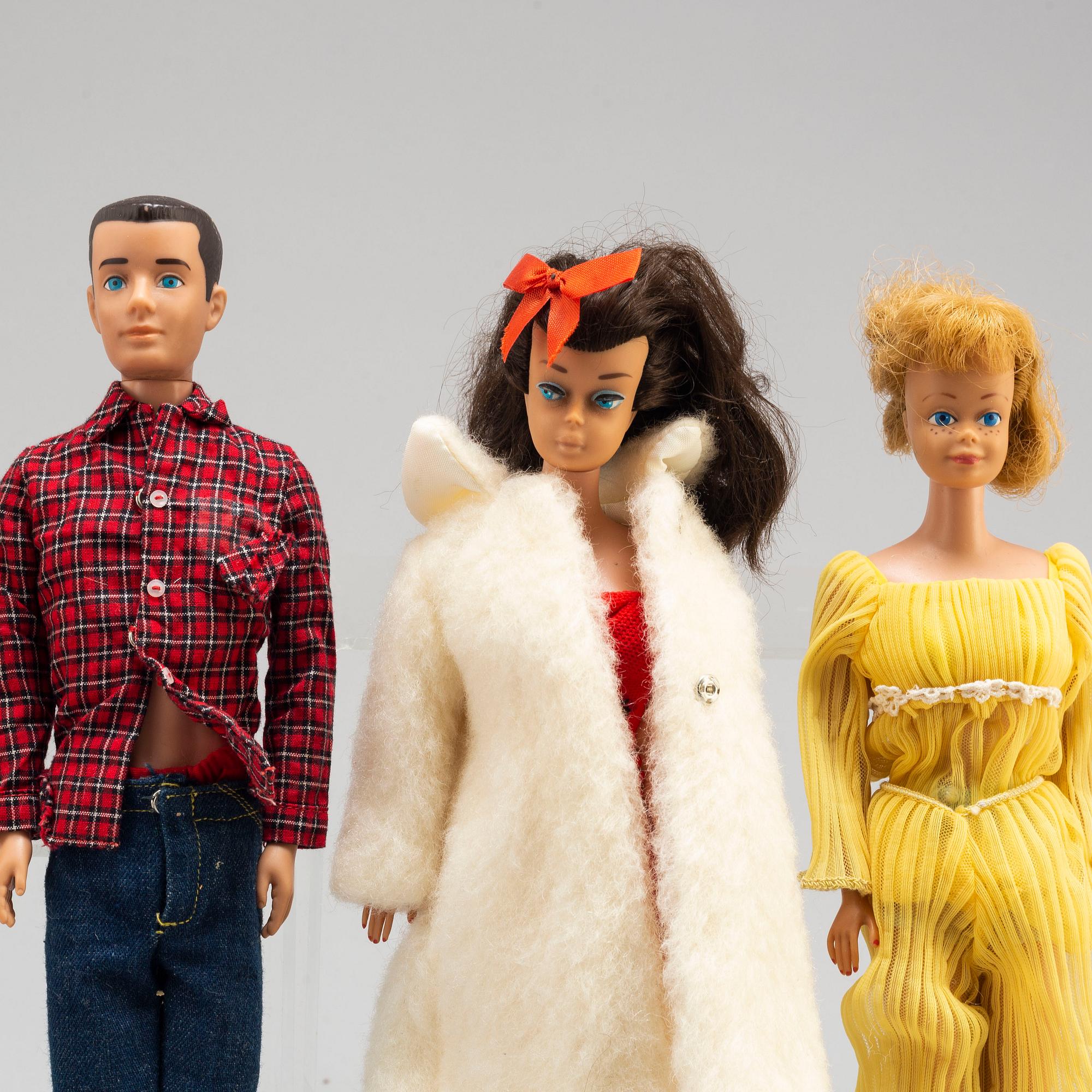 a set of 11 Barbiedolls and a collectors book ("Barbie her life & times" by Billyboy, 1987), Mattel 1960's-70's.