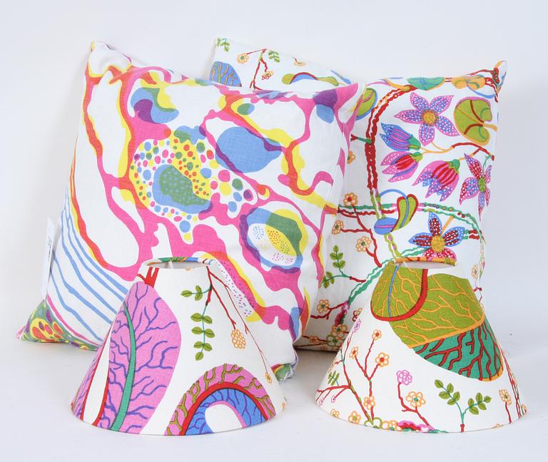 KUDDAR, 2 st samt LAMPSKÄRMAR, 2 st. bl a Josef Frank.