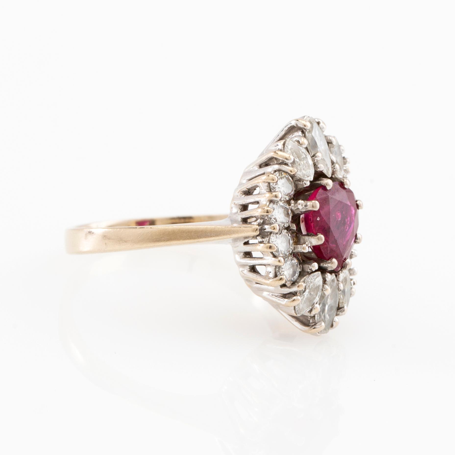 Ring 18K vitguld med en rubin och diamanter.