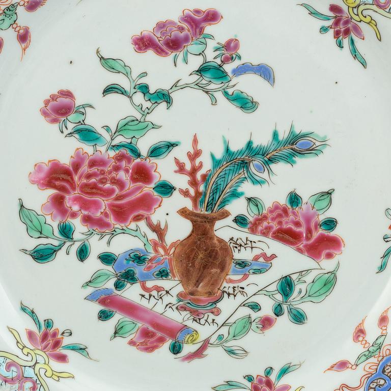 A set of 8 famille rose dinner plates, Qing dynasty, Qianlong (1736-95).