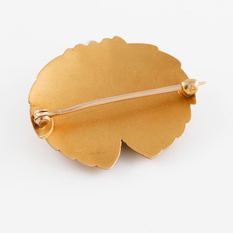 BROSCH, 14K guld med 2 rosenslipade diamanter samt odlad pärla. Vikt 4,4 gram.