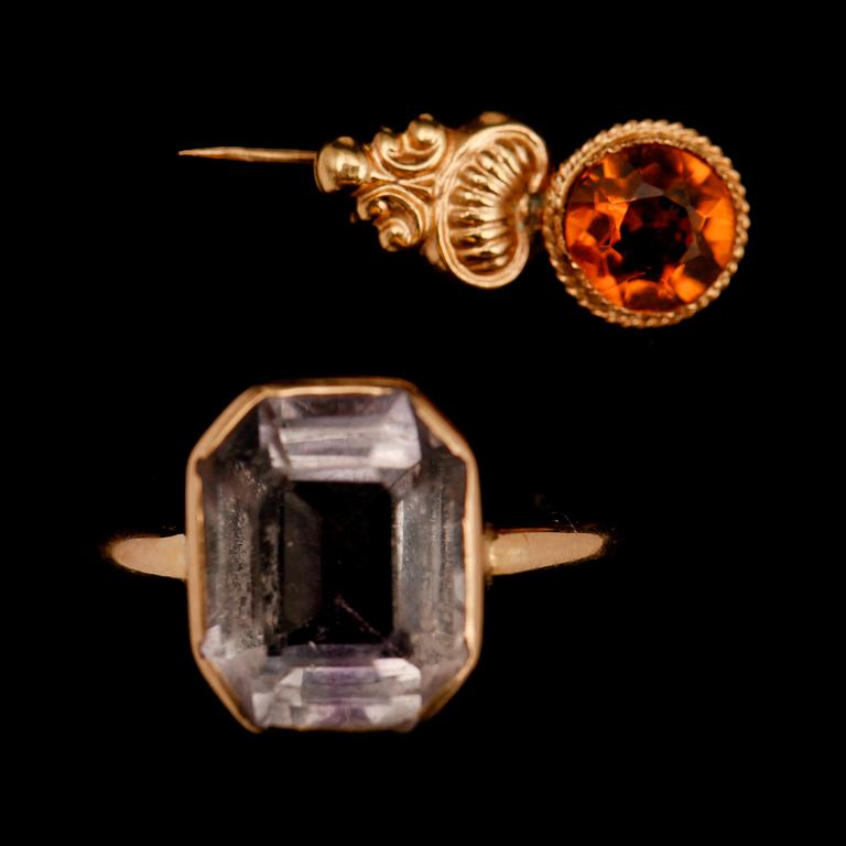 RING OCH BROSCHNÅL, 18 k guld. Tot vikt 4 g.
