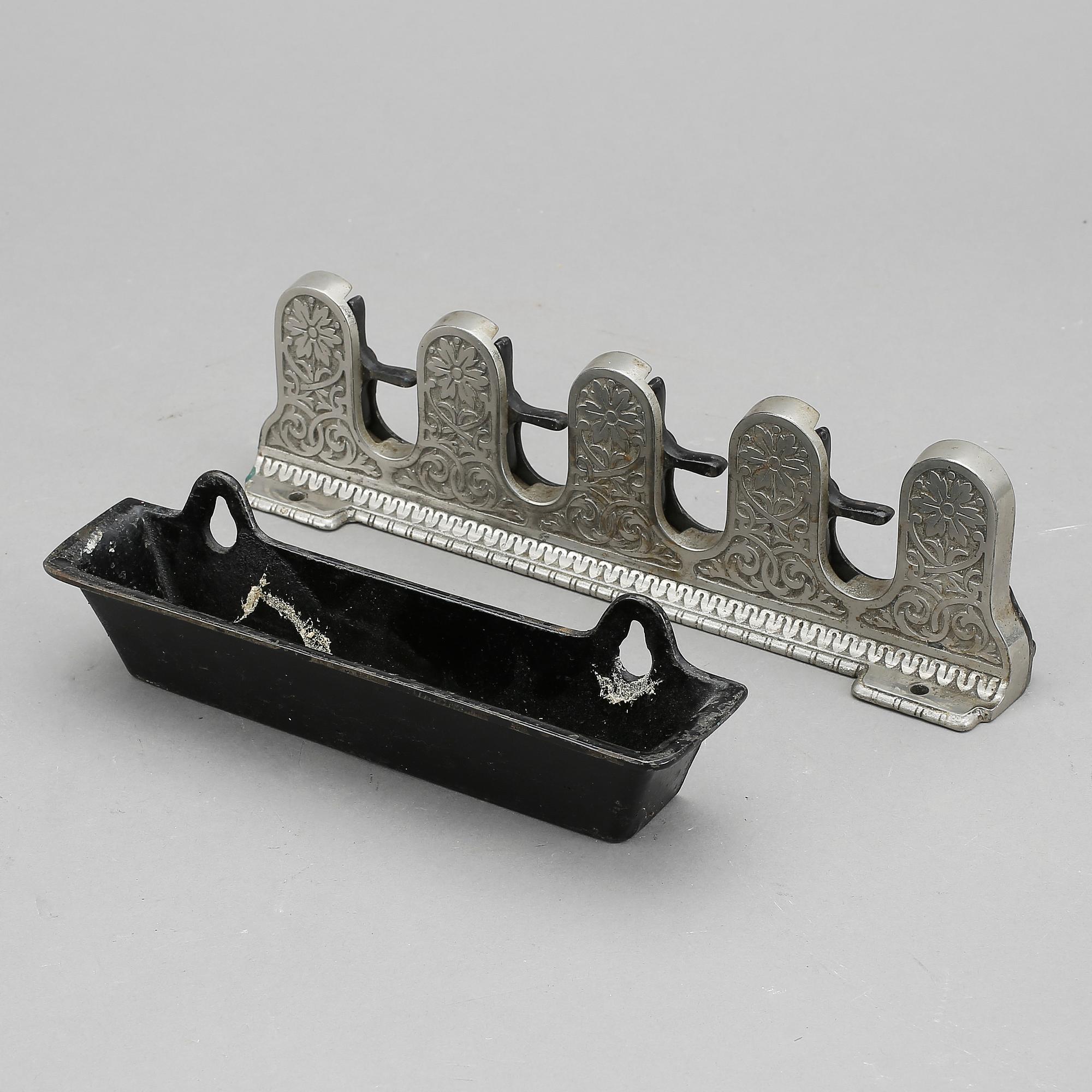 PARAPLYSTÄLL FÖR VÄGG, 2 delar, stål och gjutjärn, sannolikt Eskilstuna, omkr år 1900.