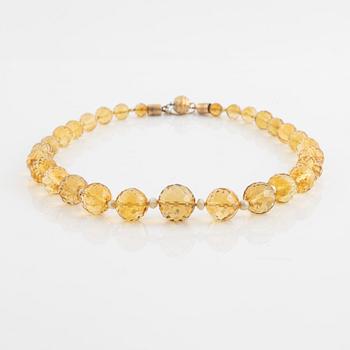 Collier doserat med fasettslipade citriner och pärlor.