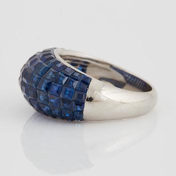 En ring med carréslipade safirer 6.28 ct enligt gravyr.