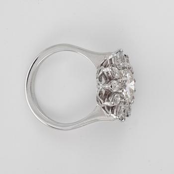 RING med en ca 2.27 ct briljantslipad diamant samt droppformade diamanter totalt ca 1.20 ct.