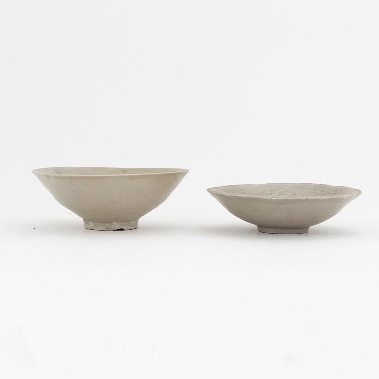 Two qingbai bowls, Song/Yuandynastin.