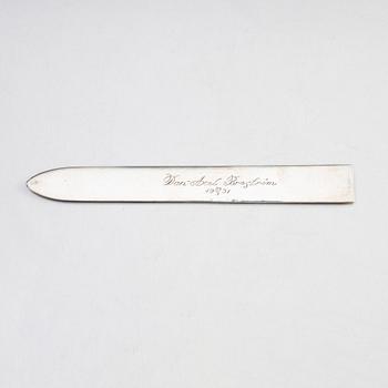 Atelier Borgila, skrivschatull/skrin, Stockholm 1953, sterling silver samt CG Hallberg, brevkniv, silver, Stockholm 1926.