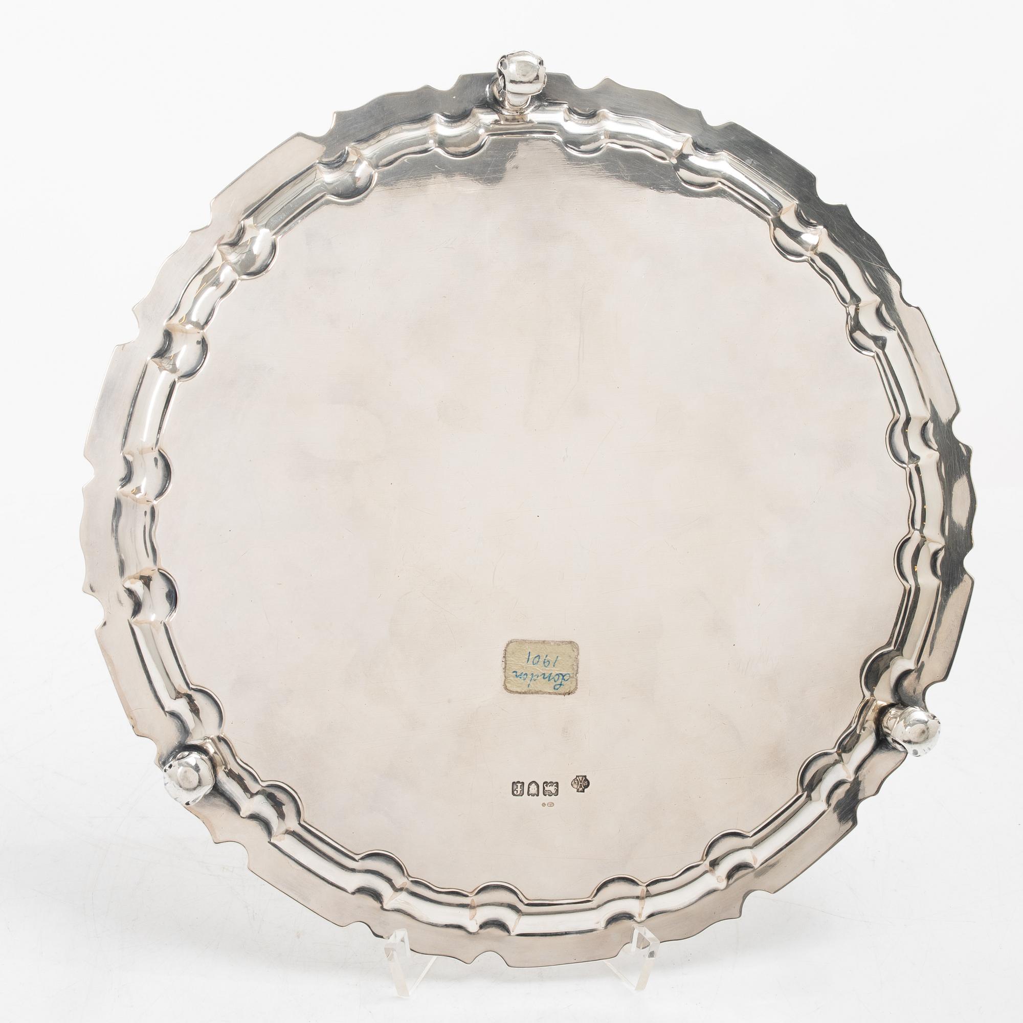 William Hutton & Sons, bricka/salver, silver, rokokostil, London 1901.