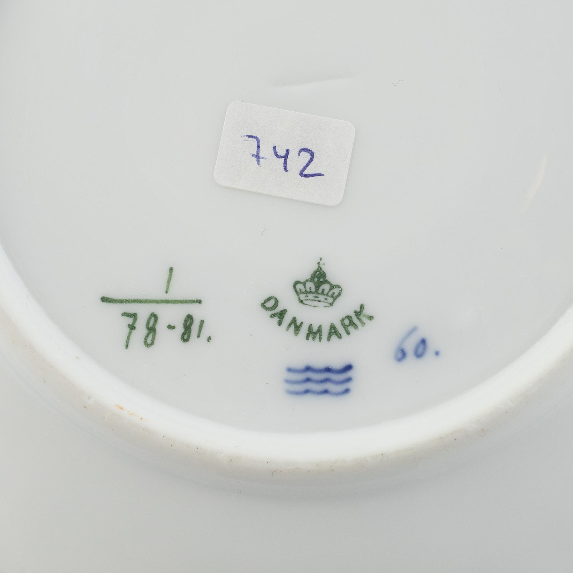 A large 'Blue Fluted Plain' porcelain tea cup with saucer, Royal Copenhagen, model 78, 1893-1900.