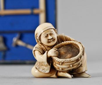 NETSUKE SAMT MINIATYRVERKTYG, 3 st, ben, bl.a. Japan, 1800-tal.