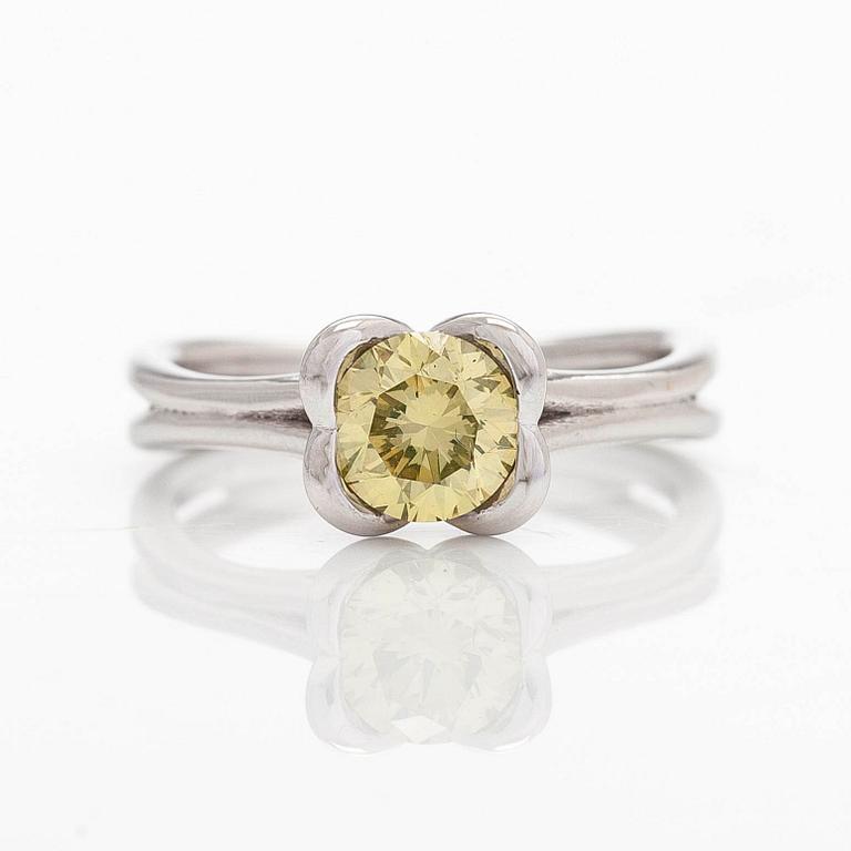 Ring, 18K vitguld med färgbehandlad gul diamant.
