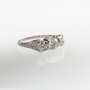 RING, platina med diamanter, totalt ca 2,30 ct. Vikt ca 4,4 g.