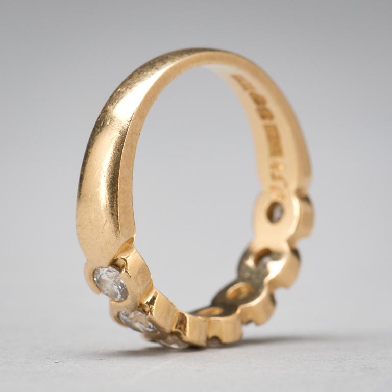 RING, 18 k guld med 8 briljantslipade diamanter ca 0,56 ct. Vikt ca 3 g.