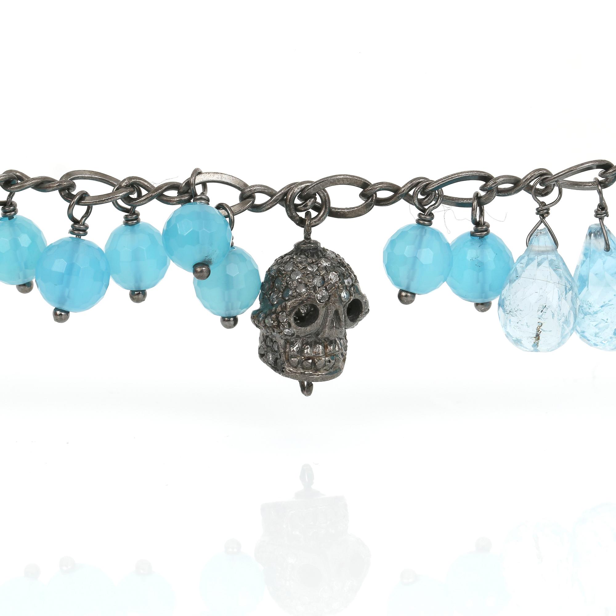 HALSBAND, silver, blåfärgad fasetterad kalcedon, brioletteslipade blå topaser och små diamanter.