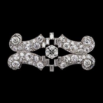 1043. BROSCH, briljant- och baguettslipade diamanter, tot. ca 5 ct.