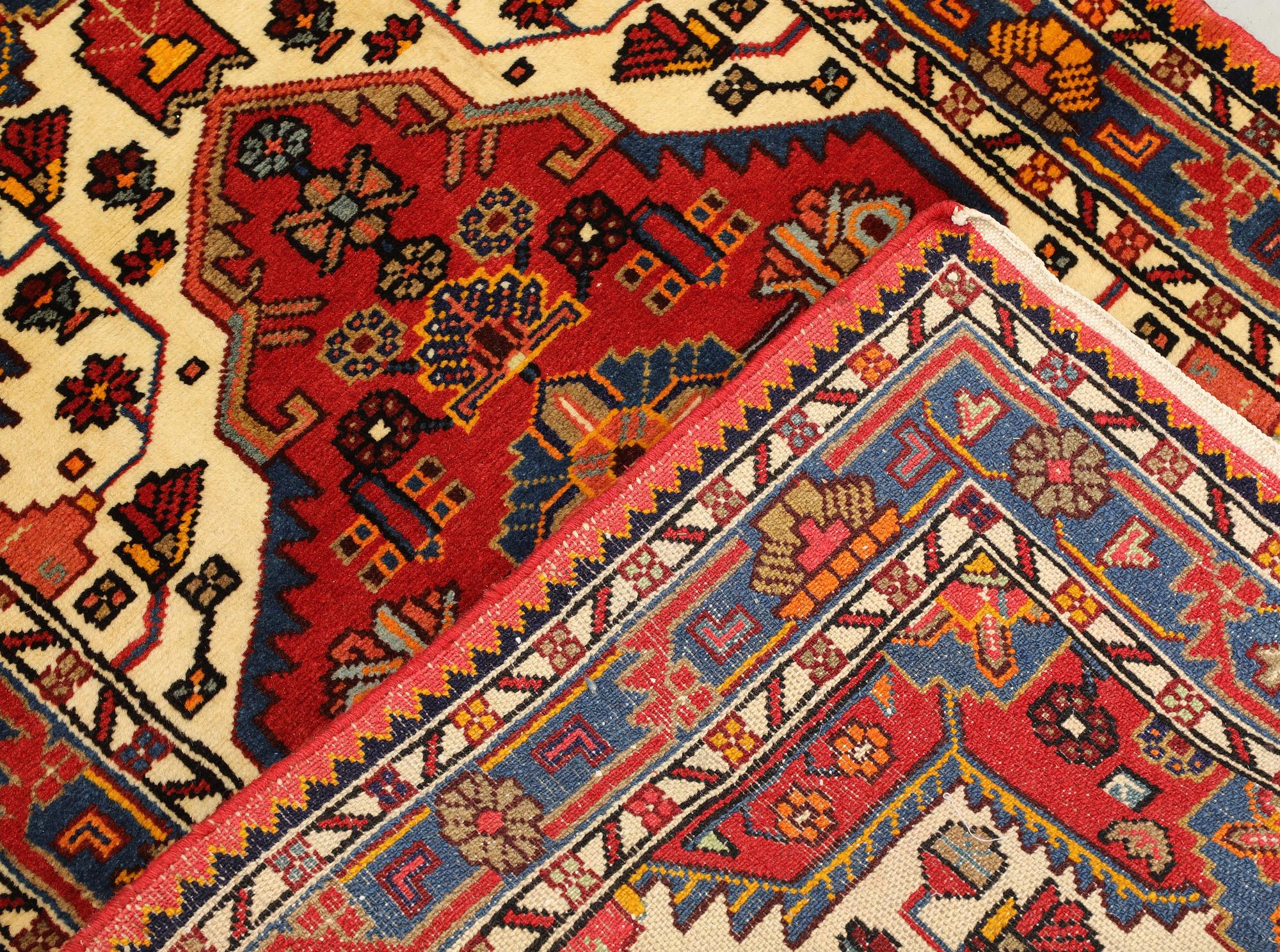 A rug, Hamadan, approx. 130 x 88 cm.