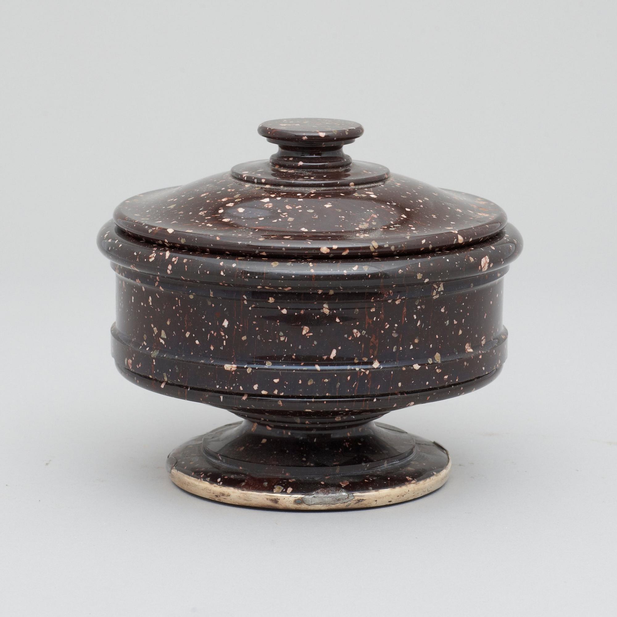 SKÅL med LOCK. Älvdalen, 1800-talets första hälft. Empire.