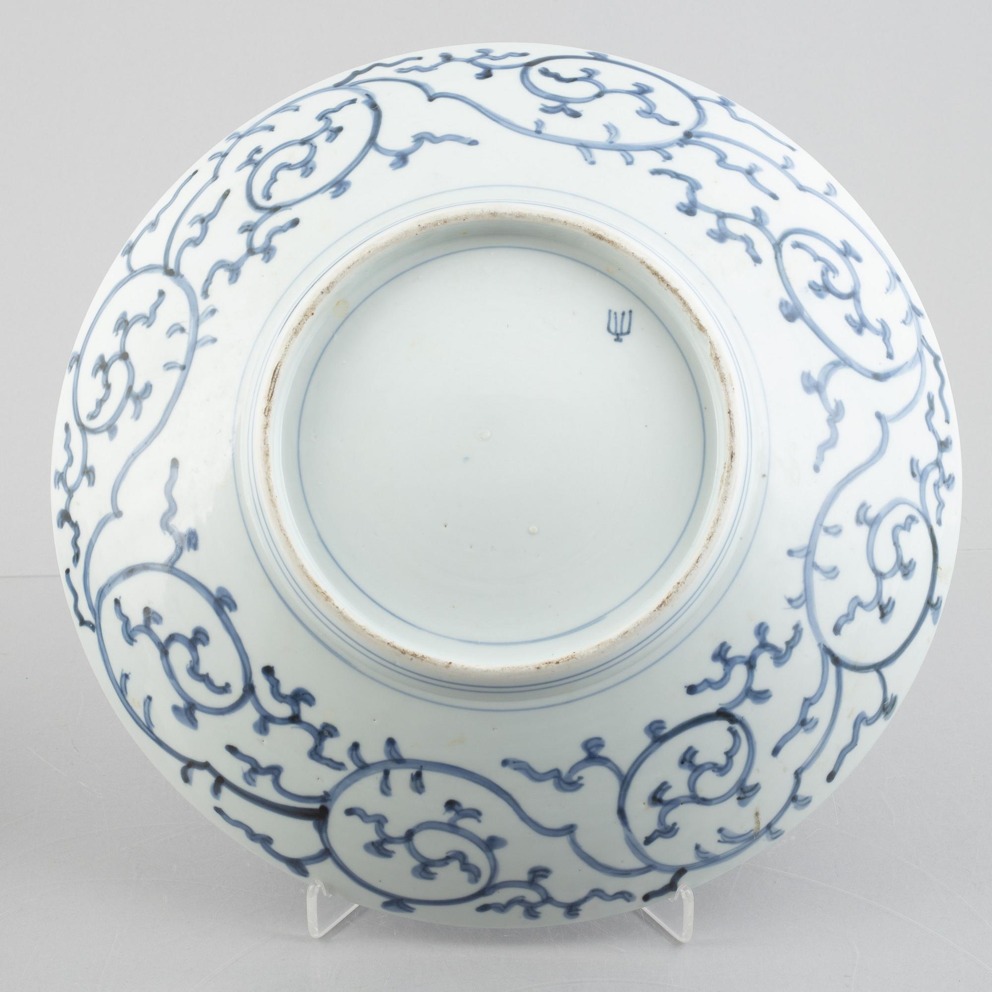 Skålar, två stycken, samt fat, porslin. Japan, Meiji (1898-1912).