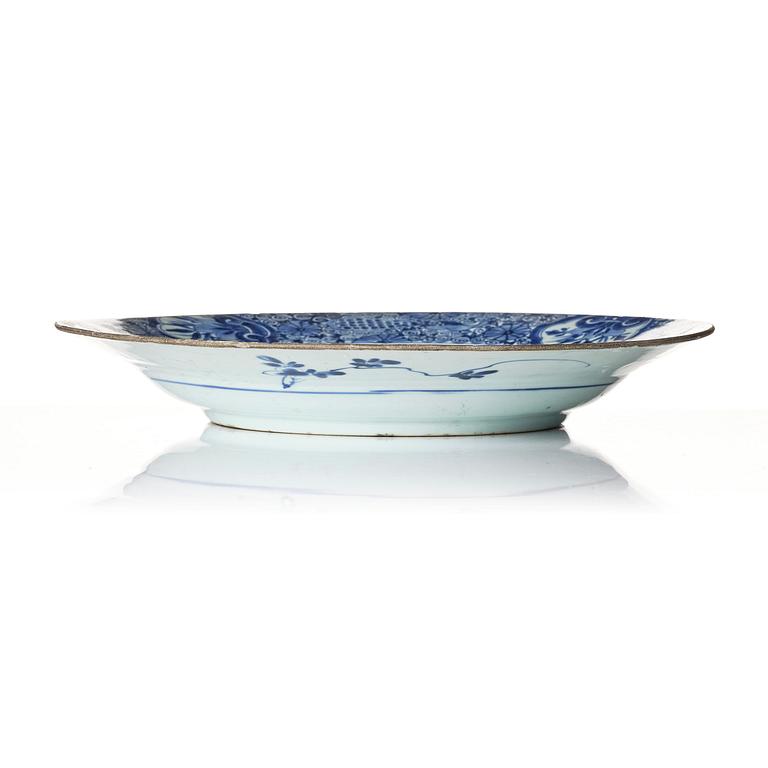 A blue and white dish, Qing dynasty, Kangxi (1662-1722).