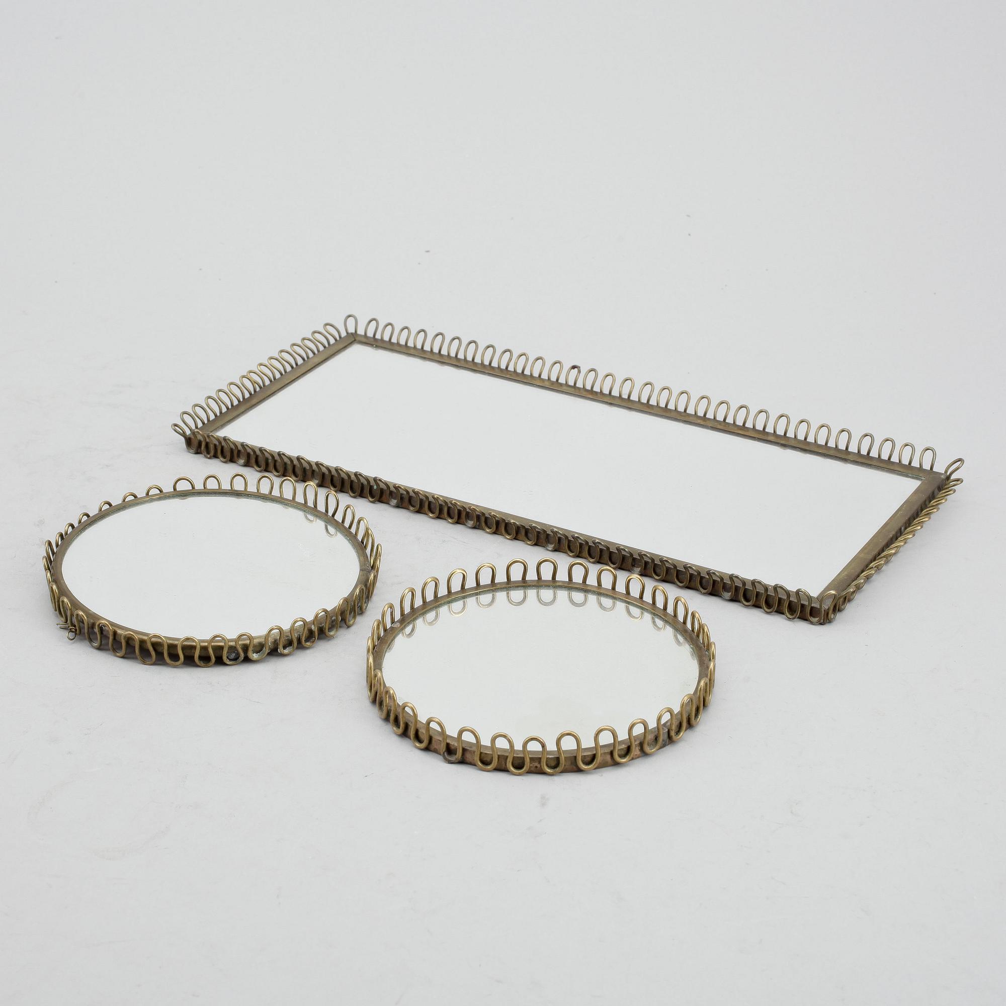 BORDSPLATEAUER, glas och mässing samt trä, 3 st, omkring 1900-talets mitt.