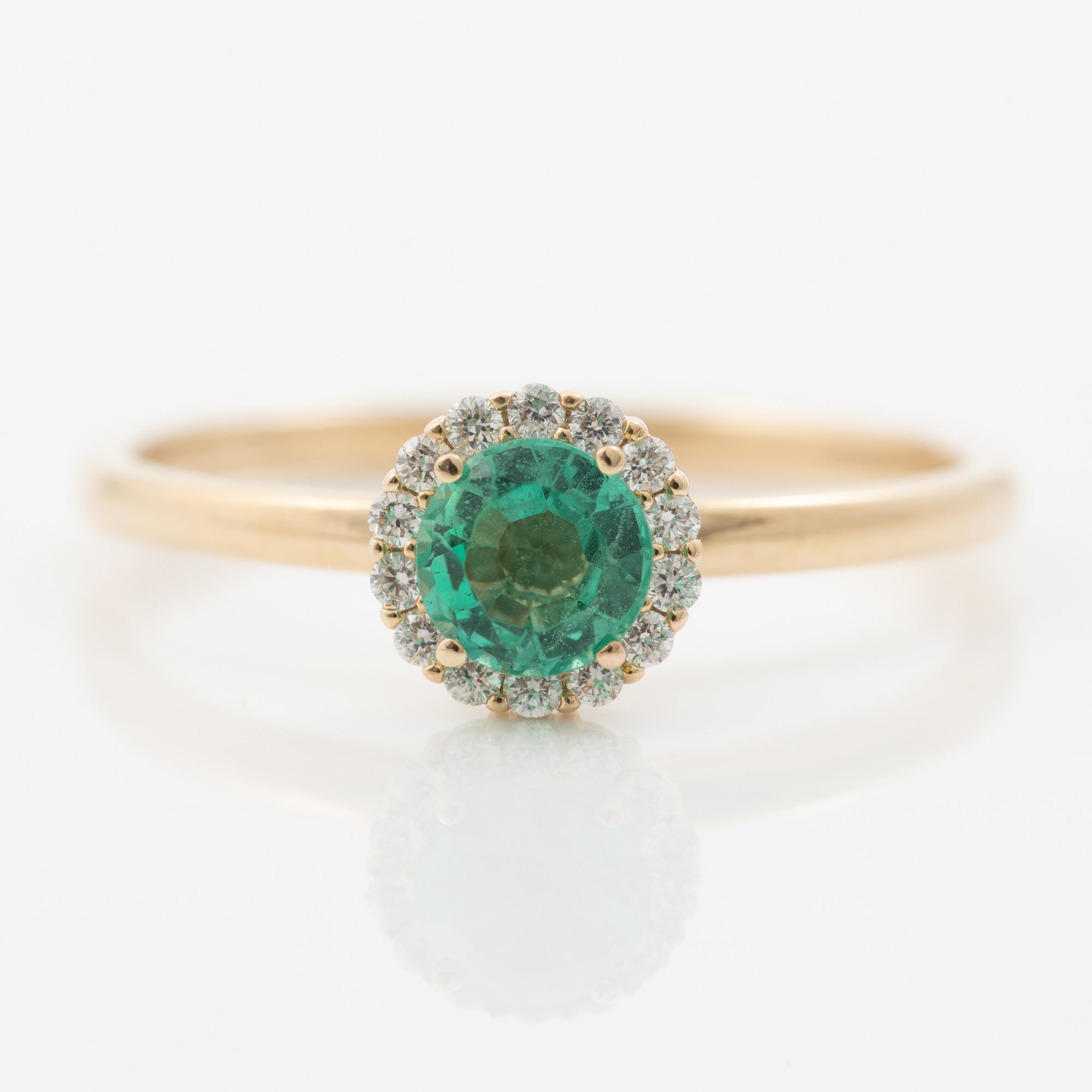 Ring in 14K gold with an emerald and small brilliant-cut diamonds.