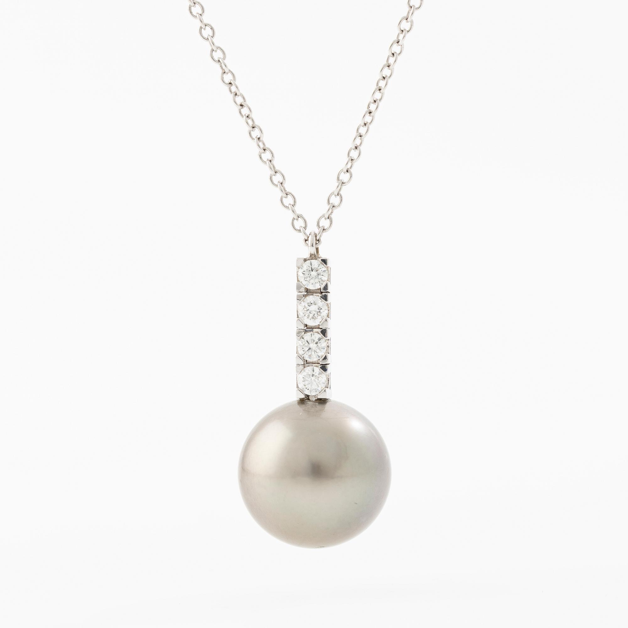 Necklace 18K white gold with cultured Tahitian pearl and brilliant-cut diamonds.