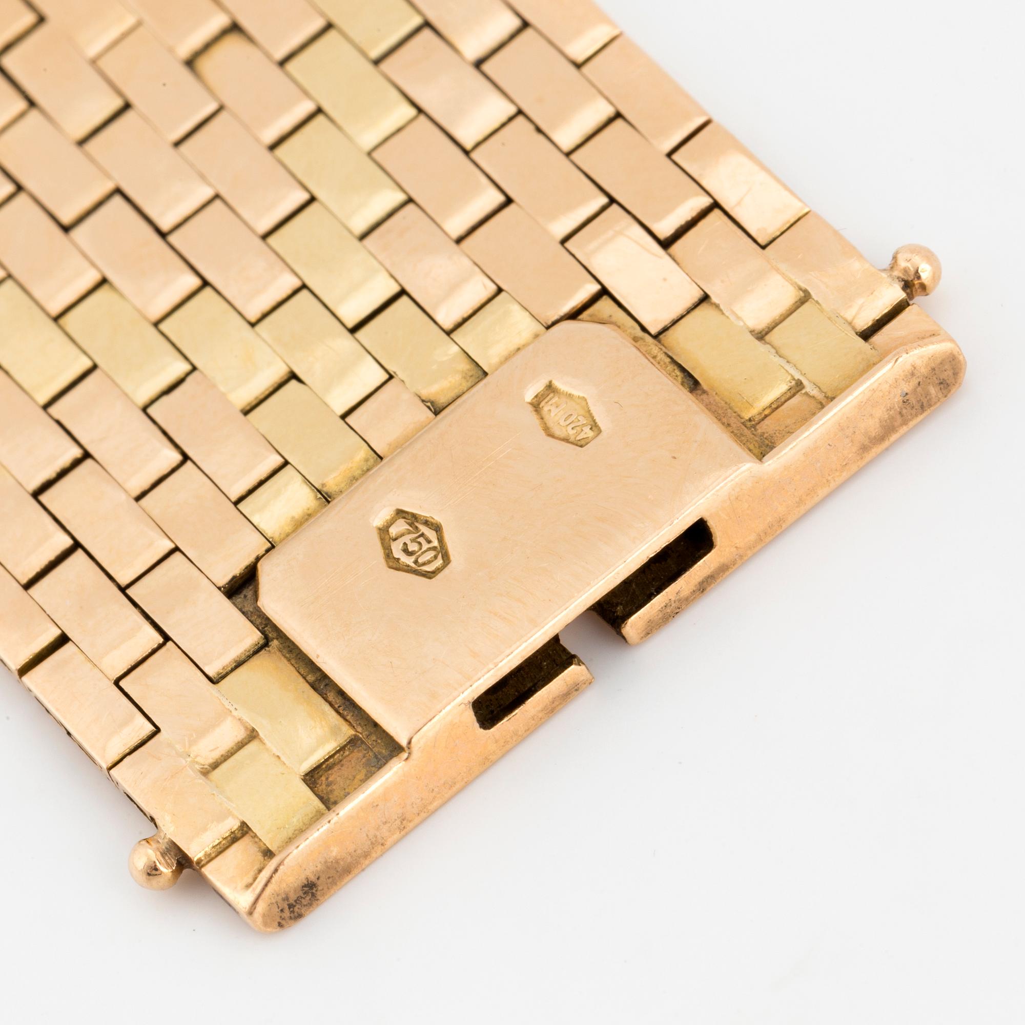 An 18K gold bracelet.