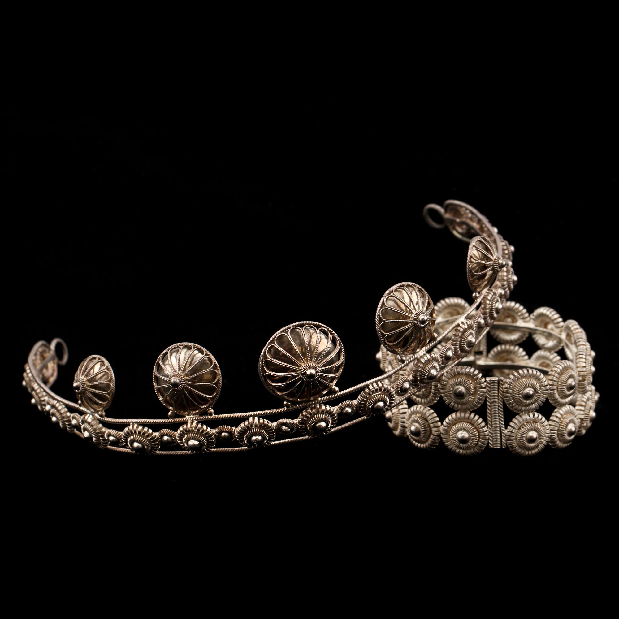 DIADEM samt ARMBAND, silver, omkring 1900-talets mitt. Vikt 65 g.