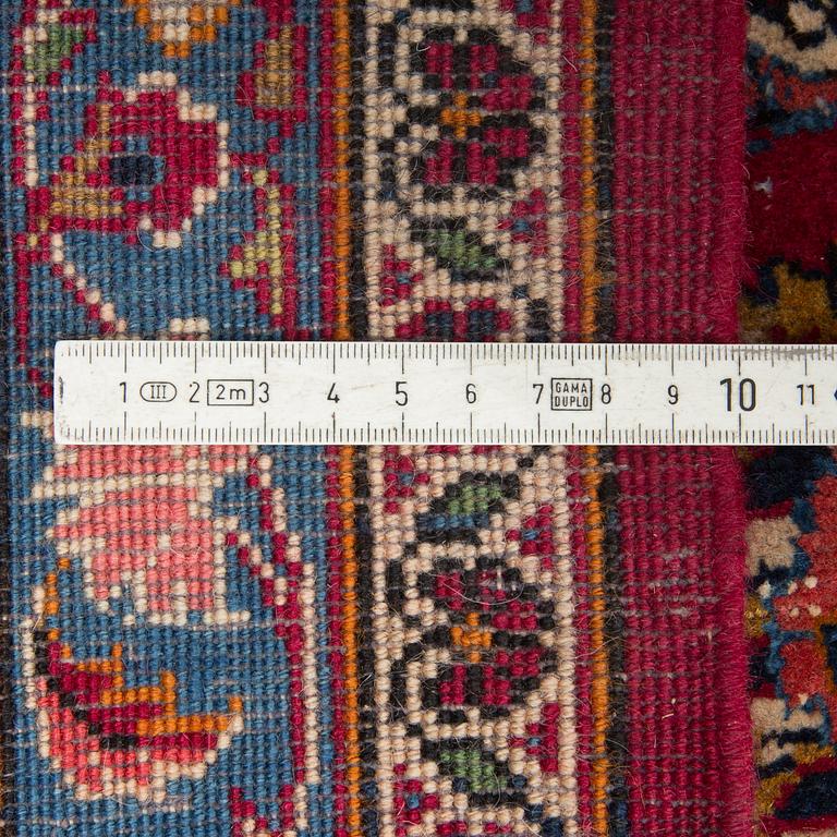 A CARPET, a semi-antique Kashan, ca 372,5 x 257 cm.