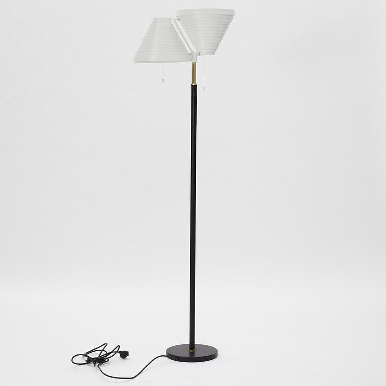 Alvar Aalto, a model A810 floor lamp,  Valaisinpaja Oy, Finland, 1900-talets slut.