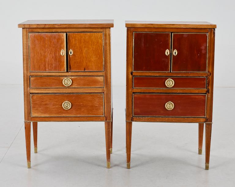 POTTSKÅP, ett par, gustaviansk stil, 1800-talets andra hälft.