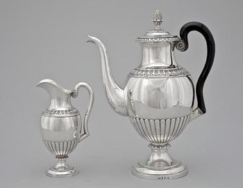 KAFFEKANNA SAMT GRÄDDKANNA, silver, empire resp empirestil, Anders Lundqvist resp GAB, Stockholm, 1800-tal. Vikt 1000 g.