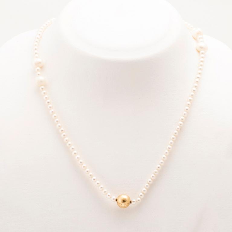 Ole Lynggaard, two cultured pearls necklaces and a bracelet with 18K gold clasp.