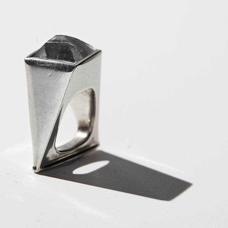 Vivianna Torun Bülow-Hübe, ring, 18 k vitguld med bergkristall, egen verkstad 1964.