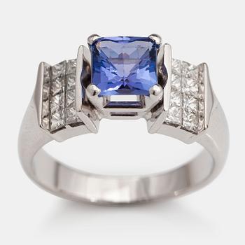 RING, 14K vitguld, tanzanit ca 2.76 ct, princesslipade diamanter ca 1.46 ct tot.